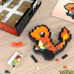 MEGA BLOKS Mega pokémon showcase – charmander, set in stile retrò pixelato da costruire con 349 pezzi, con base piana per esporlo e incisione sul retro per appenderlo><noscript><img width=
