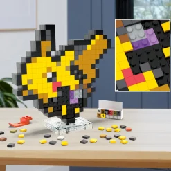 MEGA BLOKS Mega pokémon showcase – pikachu, set in stile retrò pixelato da costruire con 400 pezzi, con base piana per esporlo e incisione sul retro per appenderlo><noscript><img width=