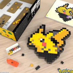 MEGA BLOKS Mega pokémon showcase – pikachu, set in stile retrò pixelato da costruire con 400 pezzi, con base piana per esporlo e incisione sul retro per appenderlo><noscript><img width=