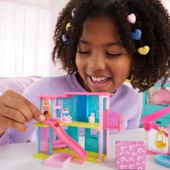 Barbie Mini land – casa dei sogni 2 – playset con bambola a sorpresa, mobili e accessori inclusi><noscript><img width=