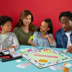 MONOPOLY classico edizione 2025: il classico gioco da tavolo di affari e investimenti – 2-6 giocatori – 8+><noscript><img width=