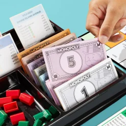 MONOPOLY classico edizione 2025: il classico gioco da tavolo di affari e investimenti – 2-6 giocatori – 8+><noscript><img width=