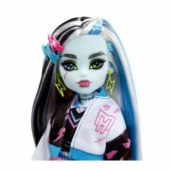 Monster High – frankie, bambola snodata alla moda, dai capelli con ciocche blu e nere, con accessori e cucciolo, giocattolo per bambini, 4+ anni, hhk53><noscript><img width=