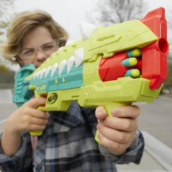 NERF , blaster dinosquad armorstrike, tamburo rotante da 8 dardi, impugnatura sganciabile, portadardi, 16 dardi elite, design da anchilosauro><noscript><img width=