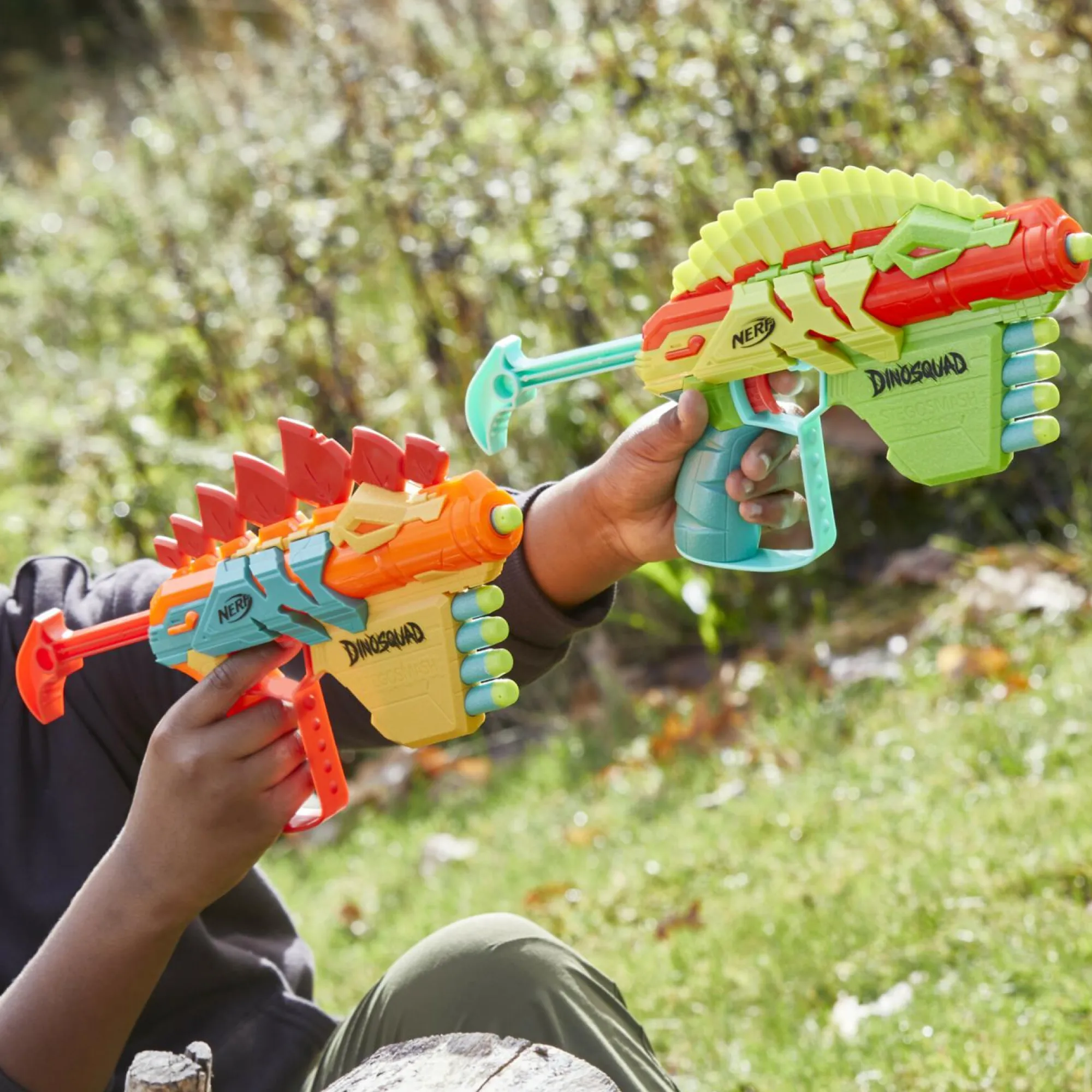 NERF , dinosquad – stego-duo, 2 blaster, 10 dardi elite 2.0, 2 design a forma di stegosauro, blaster in gommapiuma per giochi all’aperto di bambini e bambine> Giochi Di Abilità E Sport