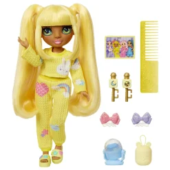 Rainbow High junior high pj party – sunny madison – bambola snodata da 22 cm con morbida tutina, pantofole e accessori da gioco> Fashion Dolls