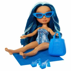 Rainbow High swim & style – skyler (blu) – bambola da 28 cm con confezione scintillante e oltre 10 outfit – costume da bagno rimovibile, sandali, accessori divertenti> Fashion Dolls