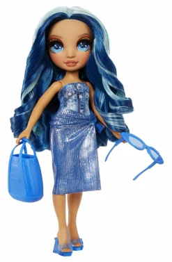 Rainbow High swim & style – skyler (blu) – bambola da 28 cm con confezione scintillante e oltre 10 outfit – costume da bagno rimovibile, sandali, accessori divertenti><noscript><img width=