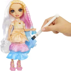 Rainbow High watercolour & create diy fashion doll con acquerelli lavabili e kit tie-dye – occhi marroni, capelli ricci, top e scarpe extra><noscript><img width=