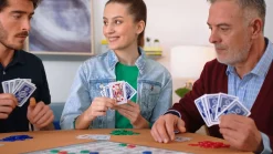 Sequence: il gioco da tavolo strategico per famiglie e amici, divertente e stimolante – 7+ anni – 2-12 giocatori><noscript><img width=