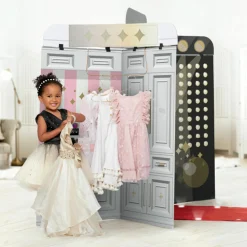 FAO Schwarz Set passerella moda fashion show><noscript><img width=