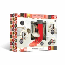 FAO Schwarz Set passerella moda fashion show><noscript><img width=