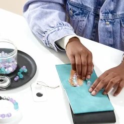 FAO Schwarz Studio di gioielli e braccialetti con perline><noscript><img width=